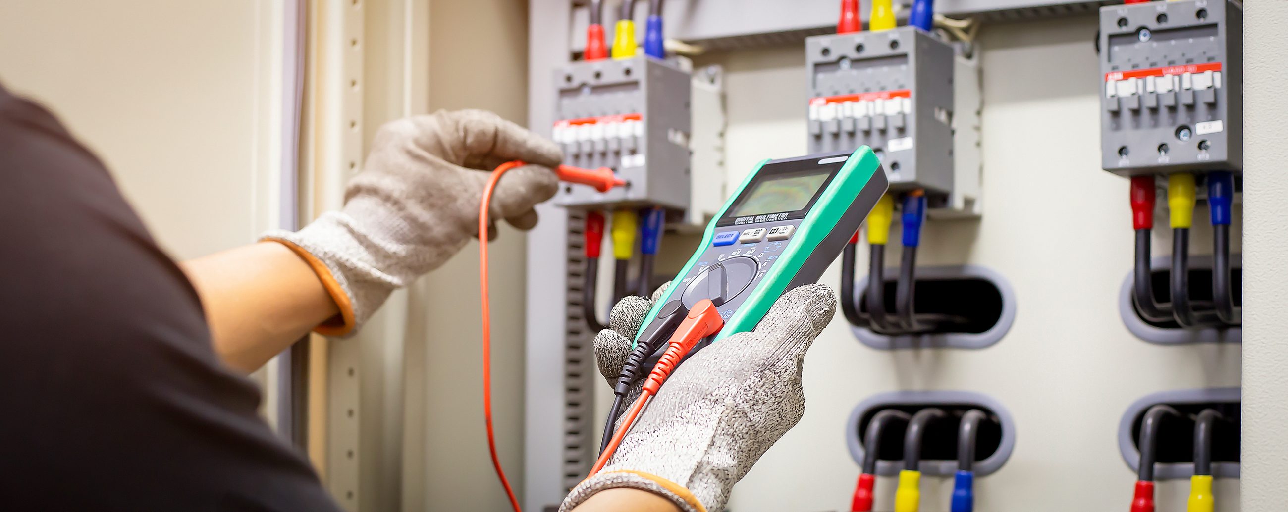 Inspector midiendo un tablero eléctrico